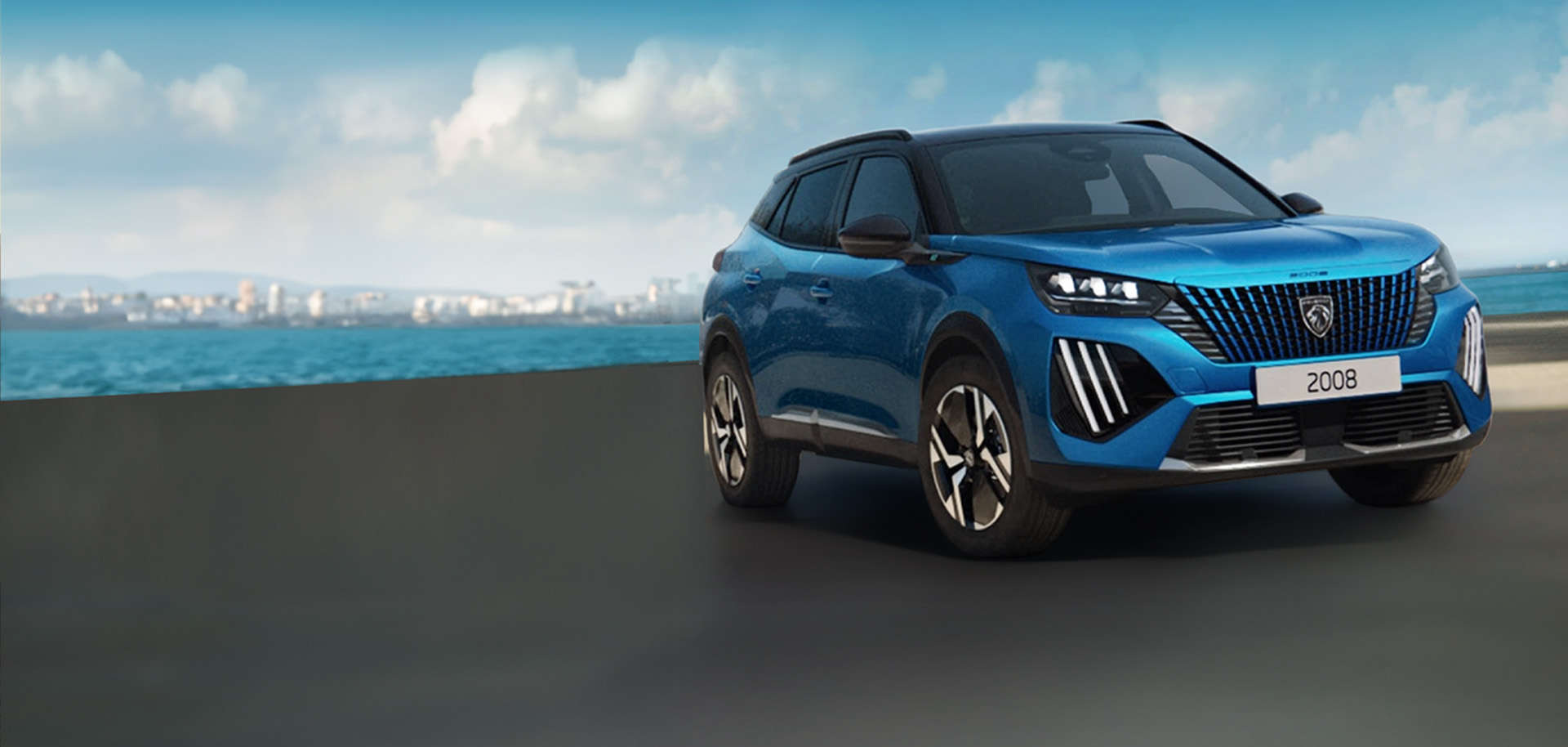 Peugeot 2008 синього кольору на стоянці, вигляд спереду з правого боку
