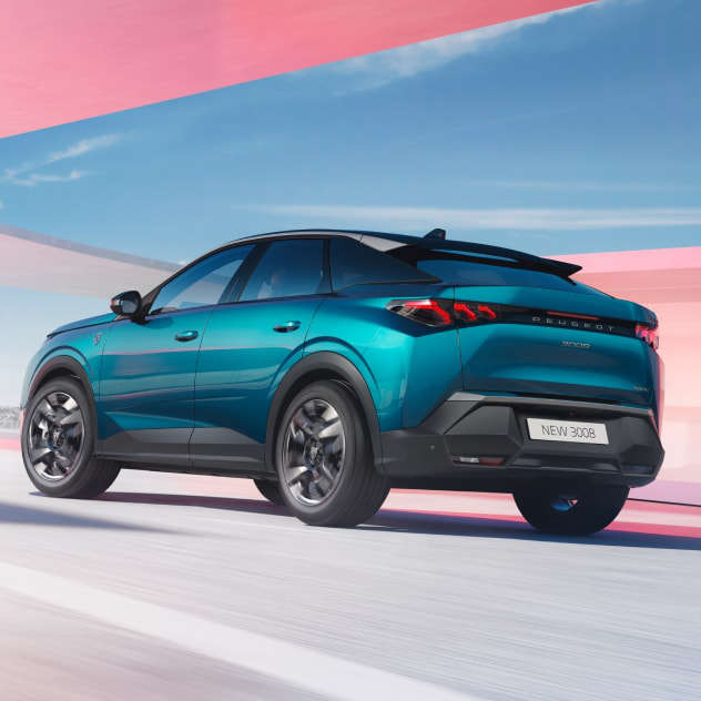 Peugeot 3008 на дорозі, вигляд ззаду з лівого боку