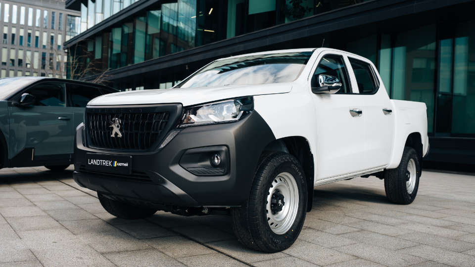 Пікап Peugeot Landtrek «Лютий» білого кольору, вигляд спереду з лівого боку
