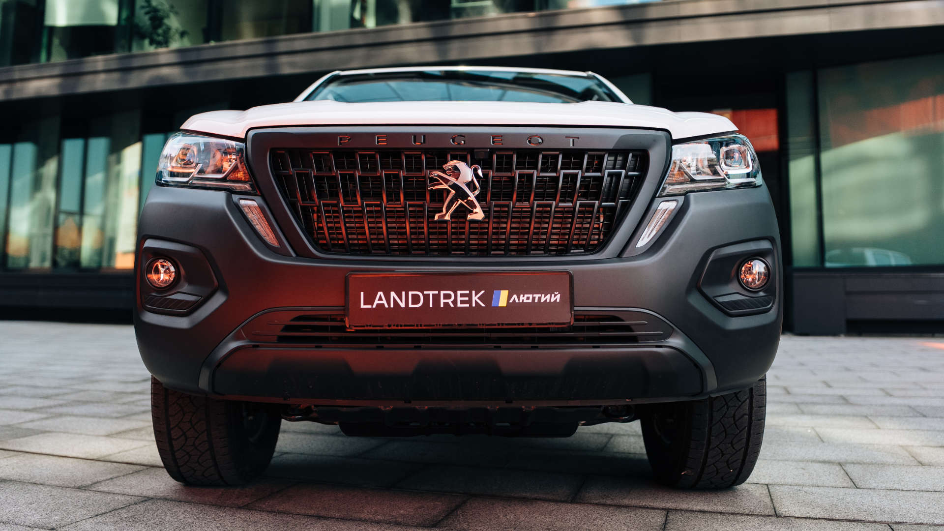 Пікап Peugeot Landtrek «Лютий» білого кольору, вигляд спереду